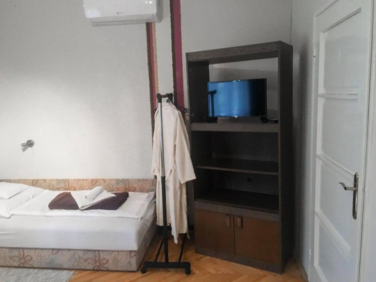 Hotel Tompos Vendeghaz Es Pince Villány Exterior foto